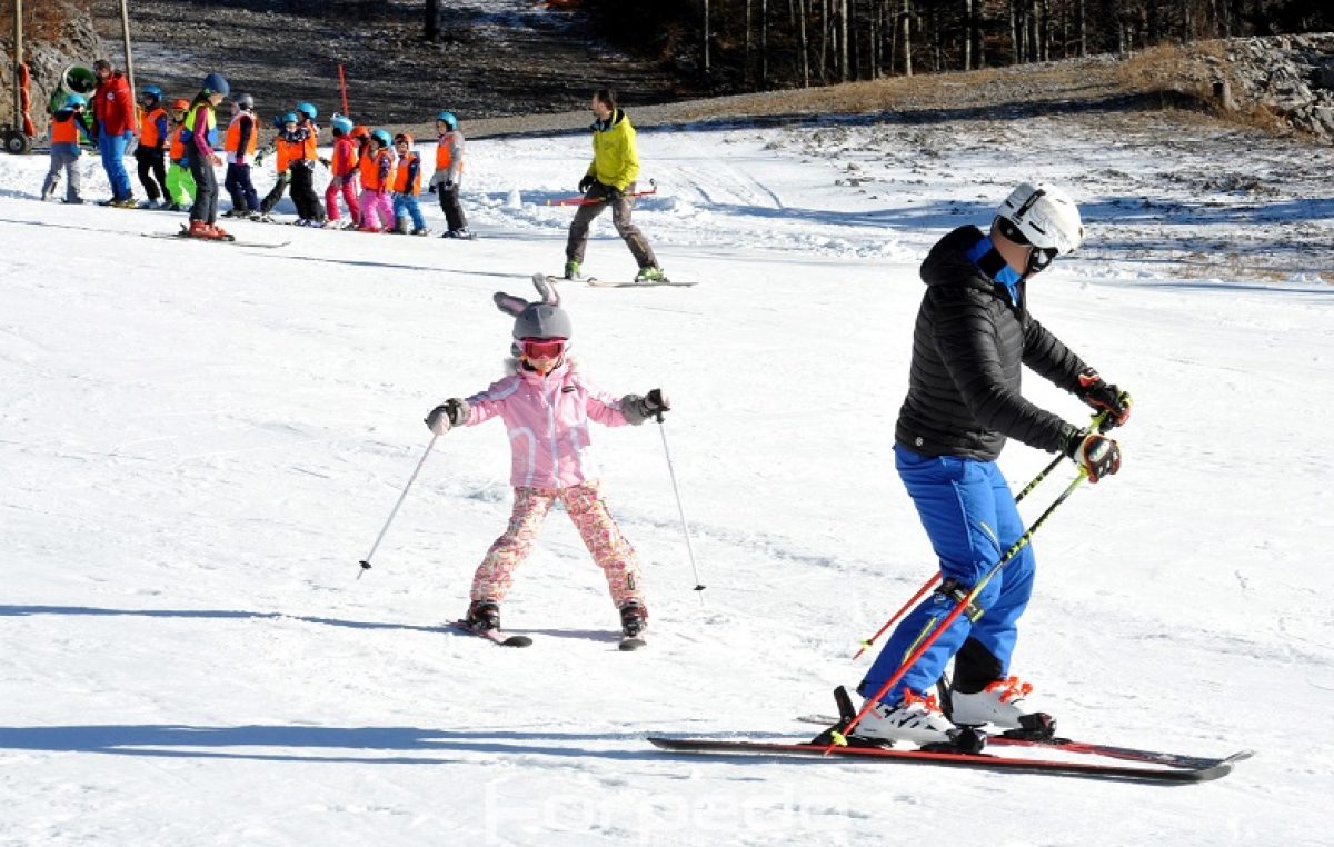 FOTO Platak godinu počeo u ‘zimskoj idili’ – Brojni mališani skijaju i zabavljaju se na snijegu