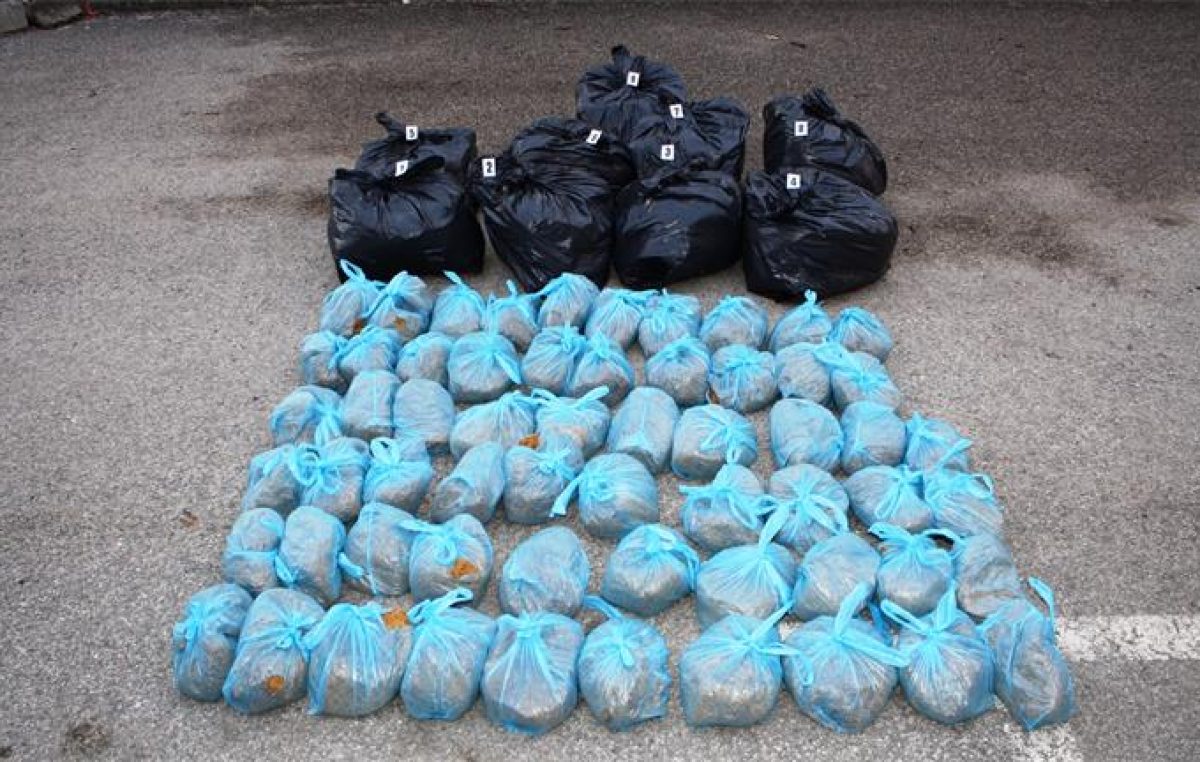 Policija otkrila krijumčare ‘dima’: U prerađenom automobilu vozili vreće sa 120 kilograma sitno rezanog duhana