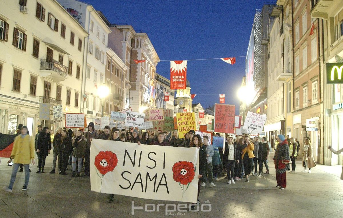 FOTO/VIDEO Noćni marš za 8. mart okupio stotine Riječana: Nasilje ostaje ključan problem na svim razinama