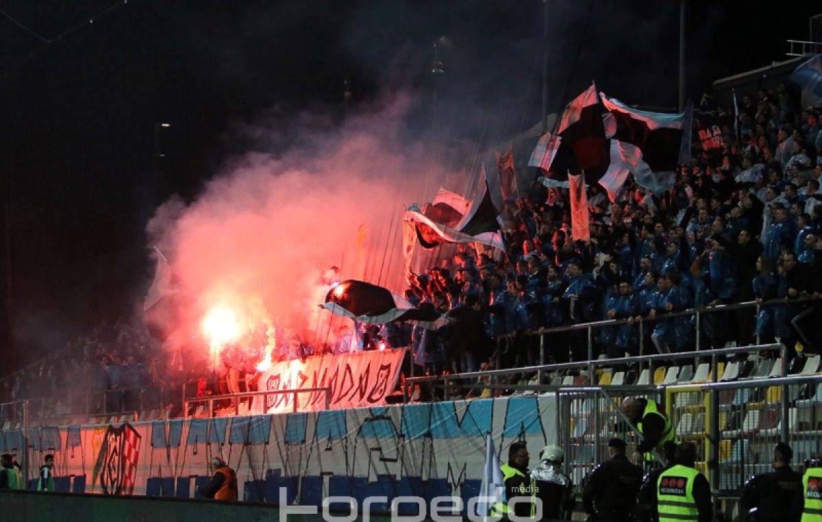 FOTO Fantastična atmosfera na tribinama Jadranskog derbija: Brojni navijači i poznate face pratile pobjedu Rijeke nad Hajdukom