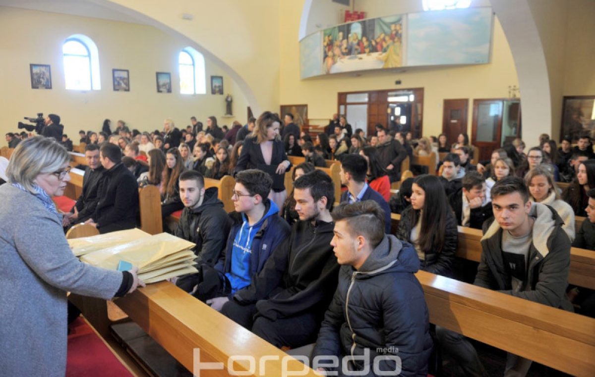 FOTO U župnoj crkvi na Srdočima održano Županijsko-nadbiskupijsko natjecanje iz vjeronauka