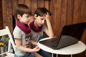 Djeca za kompjuterom, online nastava