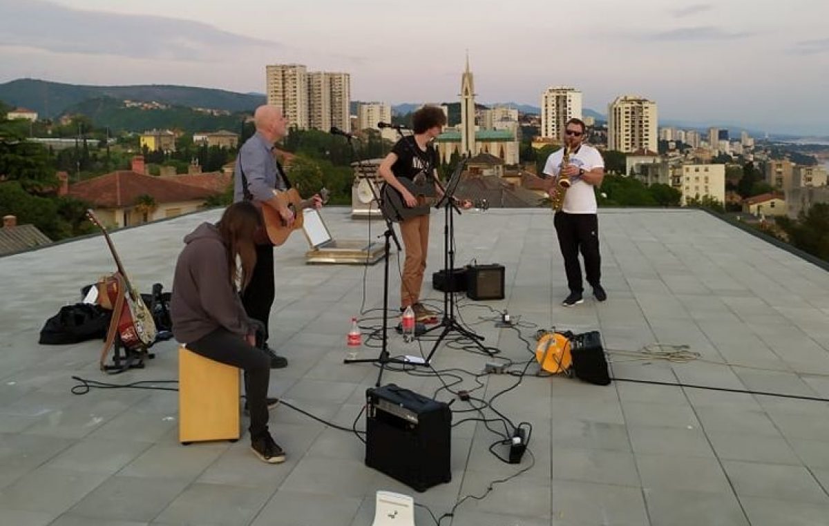 VIDEO Glazba s vrha nebodera ispunila Kozalu dobrom atmosferom: Održan prvi party u ciklusu ‘Muzika s krovova’
