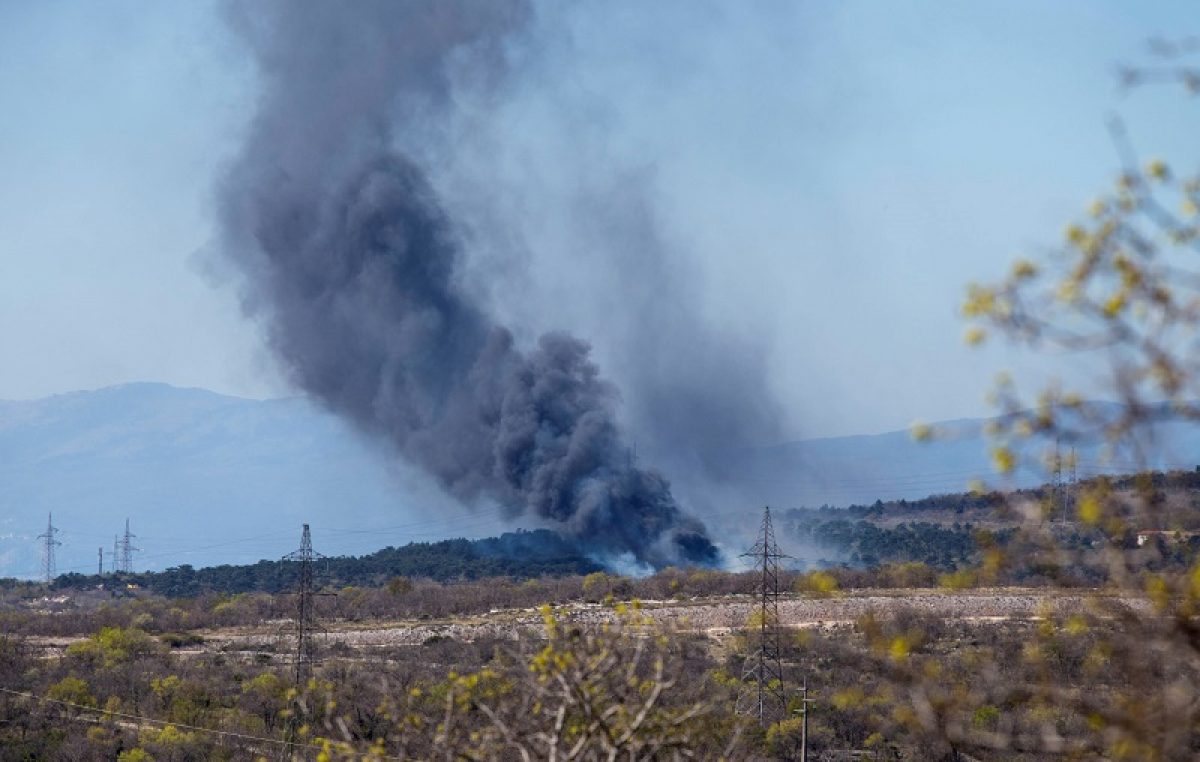 VIDEO Buknuo veliki požar otvorenog prostora na području Urinja