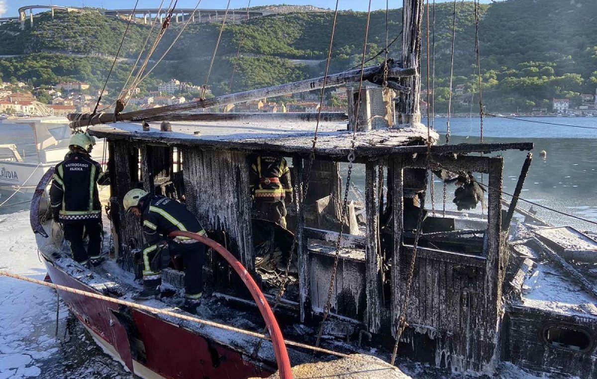 FOTO Riječki vatrogasci nakon teške borbe ugasili požar na brodu