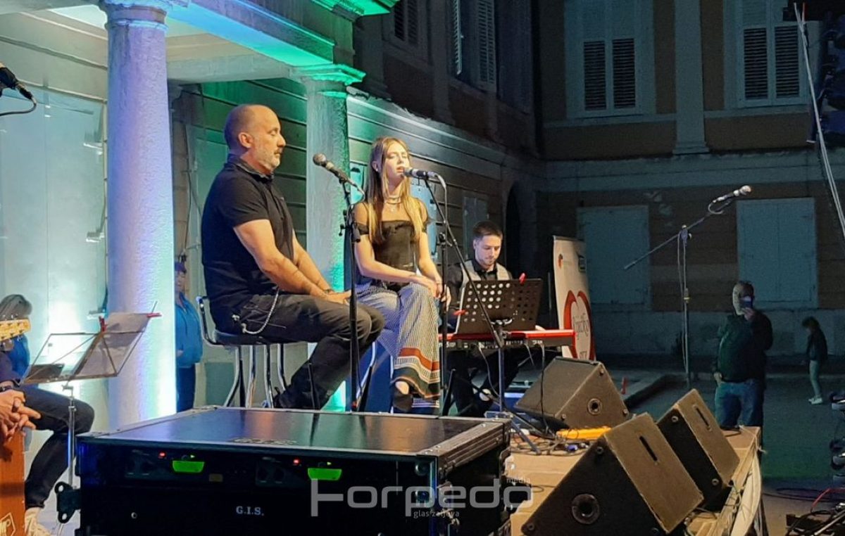 FOTO/VIDEO Humanitarna večer prožeta emocijama: Tony Cetinski i Mia Negovetić ‘rasplakali’ Trg Riječke rezolucije