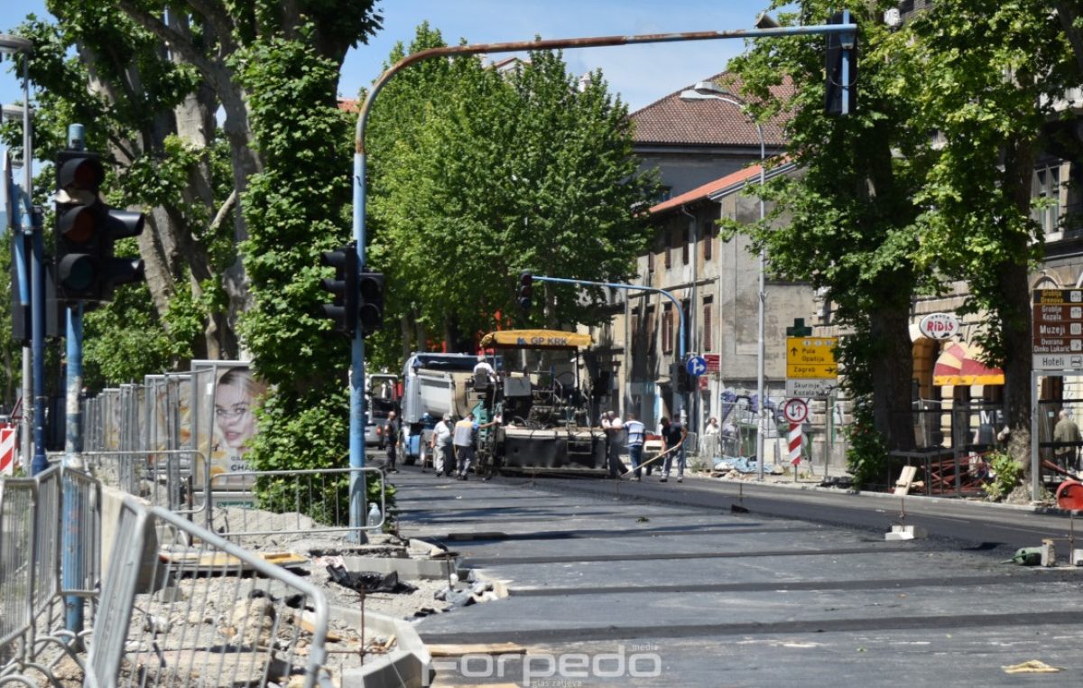 Nova regulacija prometa u Krešimirovoj: Od danas se vozi južnim trakom, a kopa na sjevernom