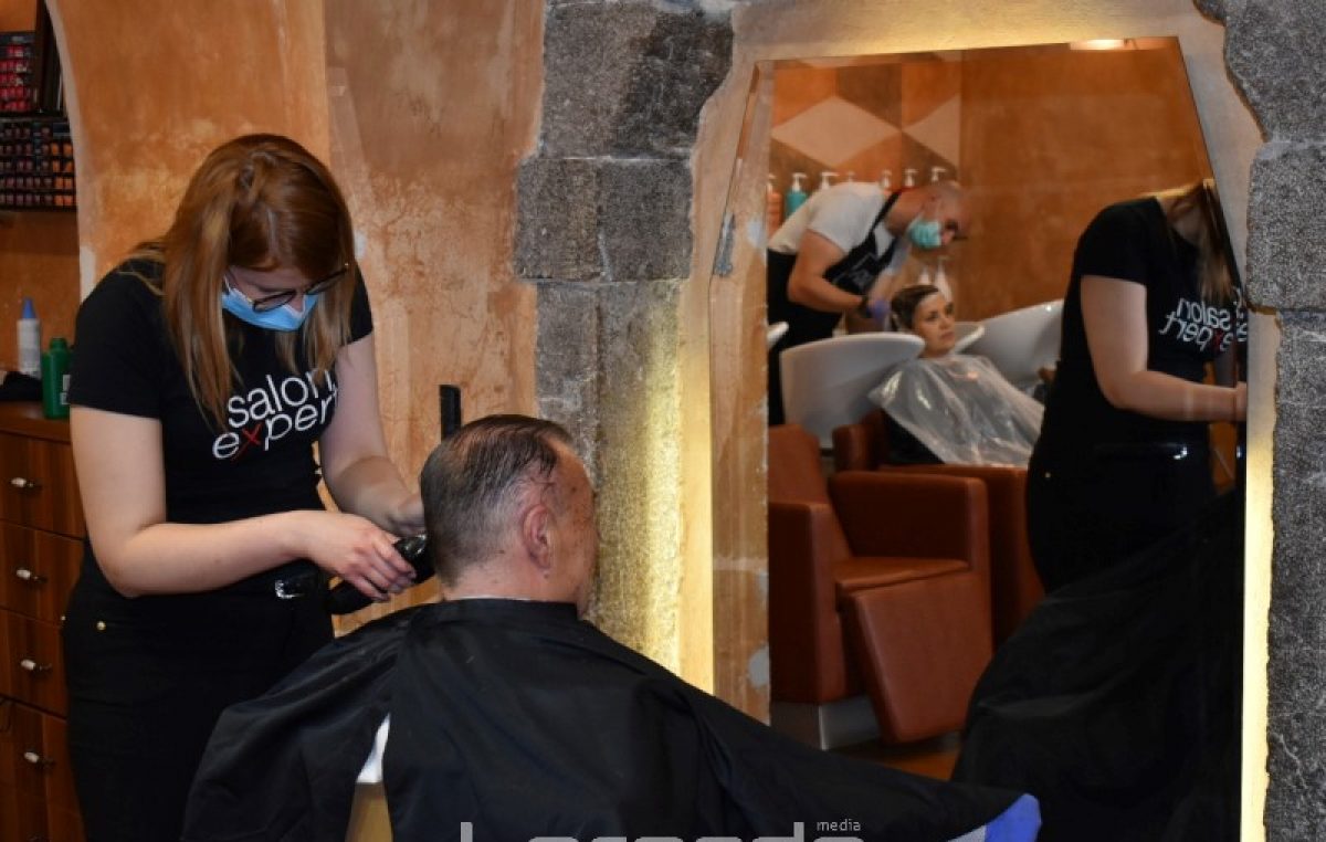 FOTO Frizerski saloni ponovo počeli s radom – Riječani jedva dočekali priliku za nove frizure