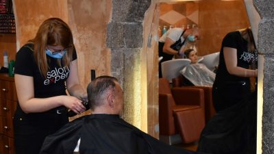 FOTO Frizerski saloni ponovo počeli s radom – Riječani jedva dočekali priliku za nove frizure
