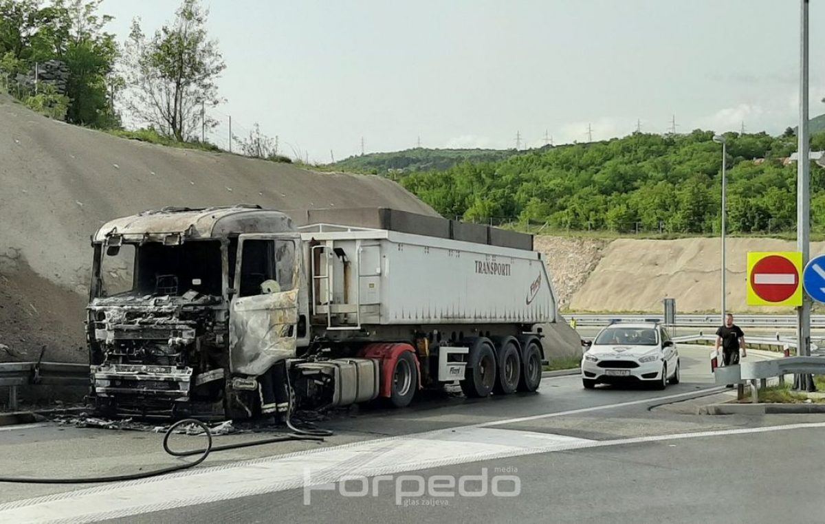 Plamteća buktinja u prometu: Izgorio kamion na riječkoj zaobilaznici