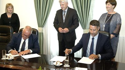 PGŽ nastavlja ulagati u pomorsku infrastrukturu – Potpisani ugovori za uređenje ribarske luke Pumpurela u Rabu
