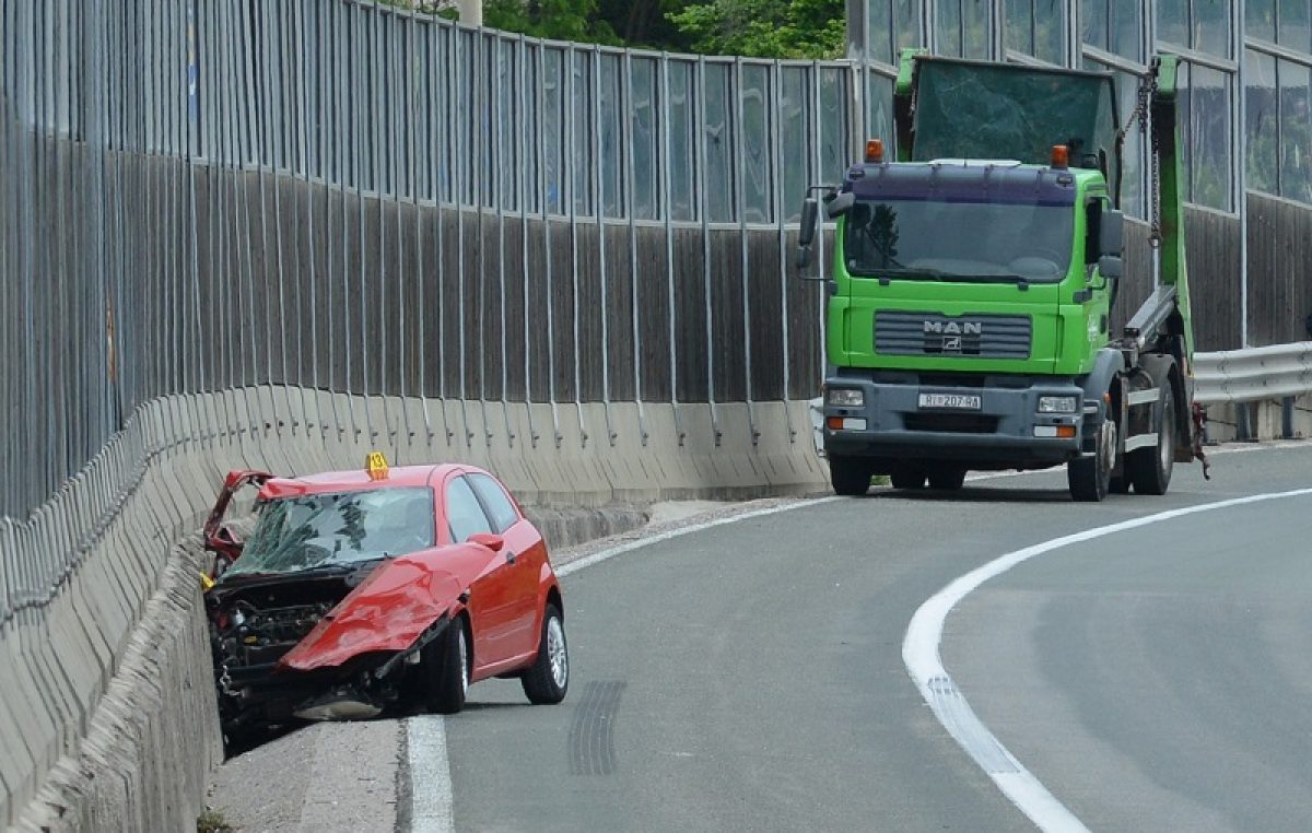 U teškoj prometnoj nesreći na vijaduktu Svilno smrtno stradao vozač automobila