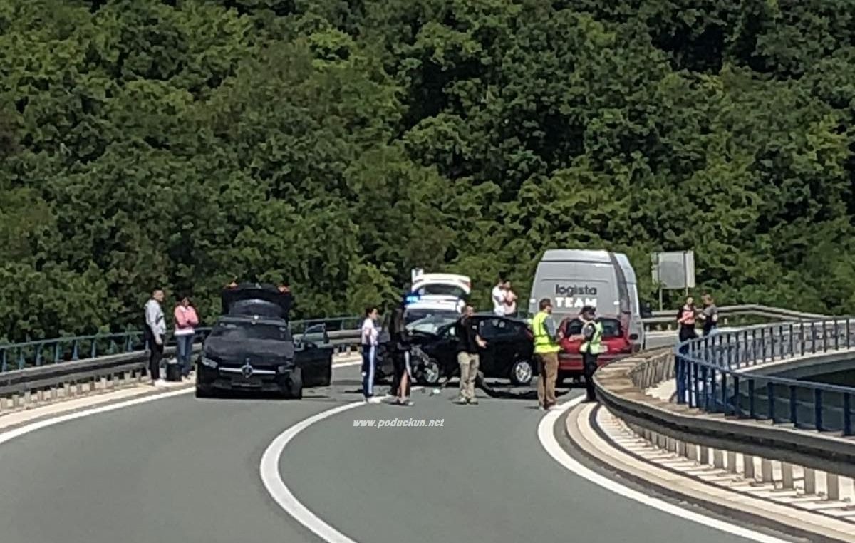 FOTO Teška prometna nesreća zatvorila tunelsku cestu: Na vijaduktu se sudarila četiri automobila