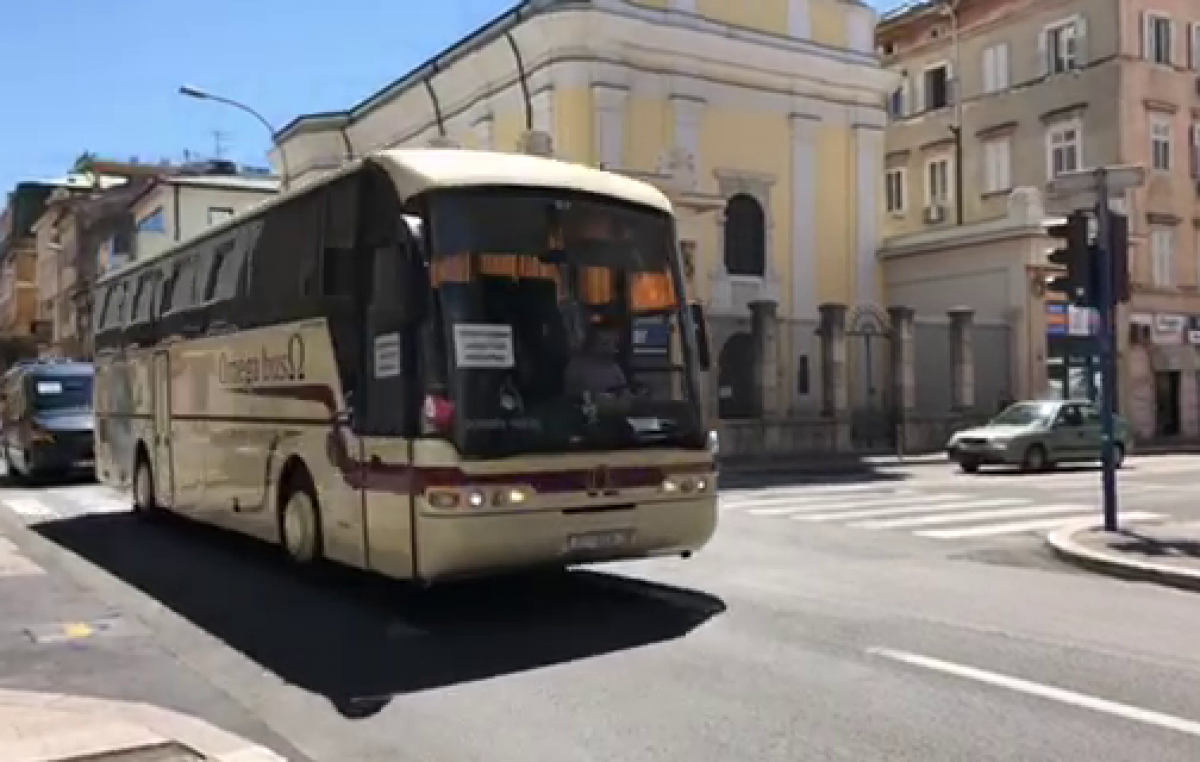 VIDEO Održan prosvjed autobusera i prijevoznika: Trubeći centrom Rijeke ukazali na neizdrživ položaj