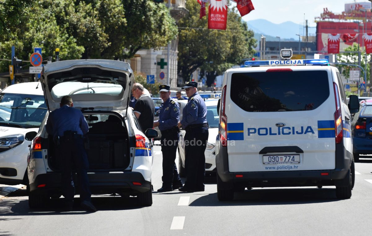 FOTO – KAOS U CENTRU GRADA Policijska potjera za dostavnim vozilom kao iz akcijskih filmova