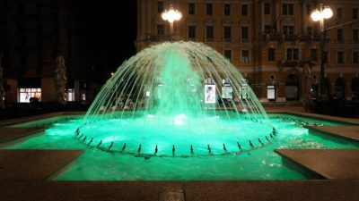 Fontane na Jadranskom trgu zasvijetlile zelenom bojom zbog rijetke bolesti nepoznatog uzroka
