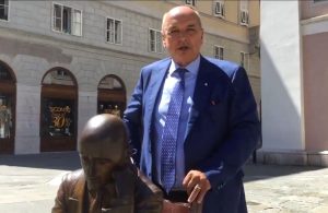 Gradonačelnik Trsta DiPiazza “čestitao” Obersnelu na izbornom rezultatu pored D’Annunzijevog kipa