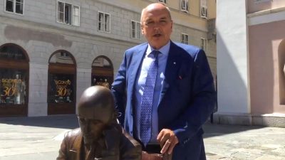 Gradonačelnik Trsta DiPiazza “čestitao” Obersnelu na izbornom rezultatu pored D’Annunzijevog kipa