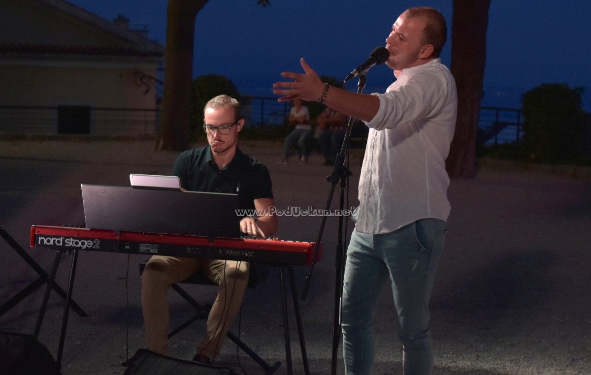 VIDEO/FOTO Antonio Krištofić i Mateo Žmak otvorili glazbeni program 29. Kastafskog kulturnog leta