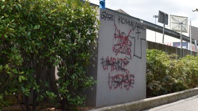 U OKU KAMERE Ustaše i komunjare u ratu “grafitima”