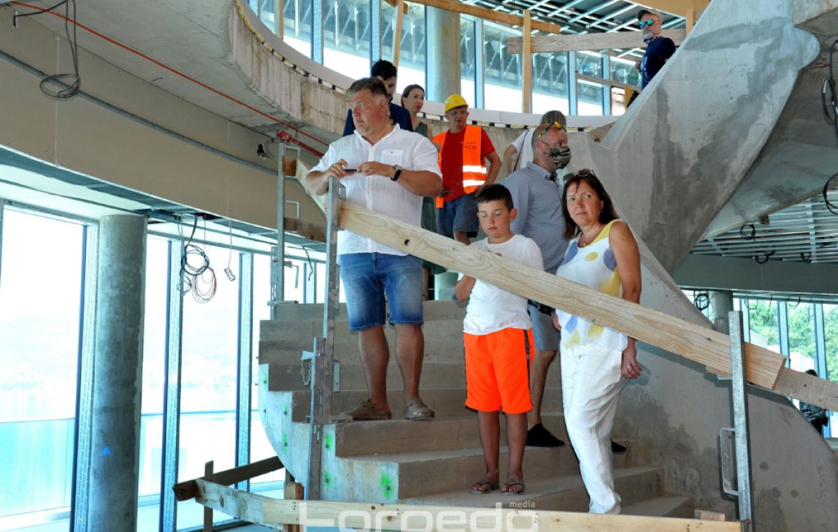 FOTO Turisti iz Češke i Slovačke razgledali veliku češku investiciju – hotel Hilton Costabella