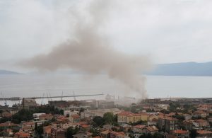 U OKU KAMERE Gusti dim u centru grada uznemirio Riječane: Gorio otpad u riječkoj luci