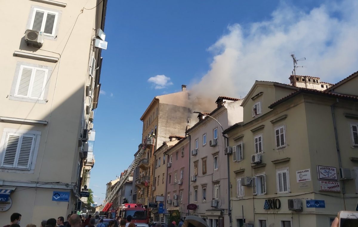 VIDEO Gusti dim u centru grada – Vatrogasci gase požar na krovištu kuće pokraj Gradske knjižnice