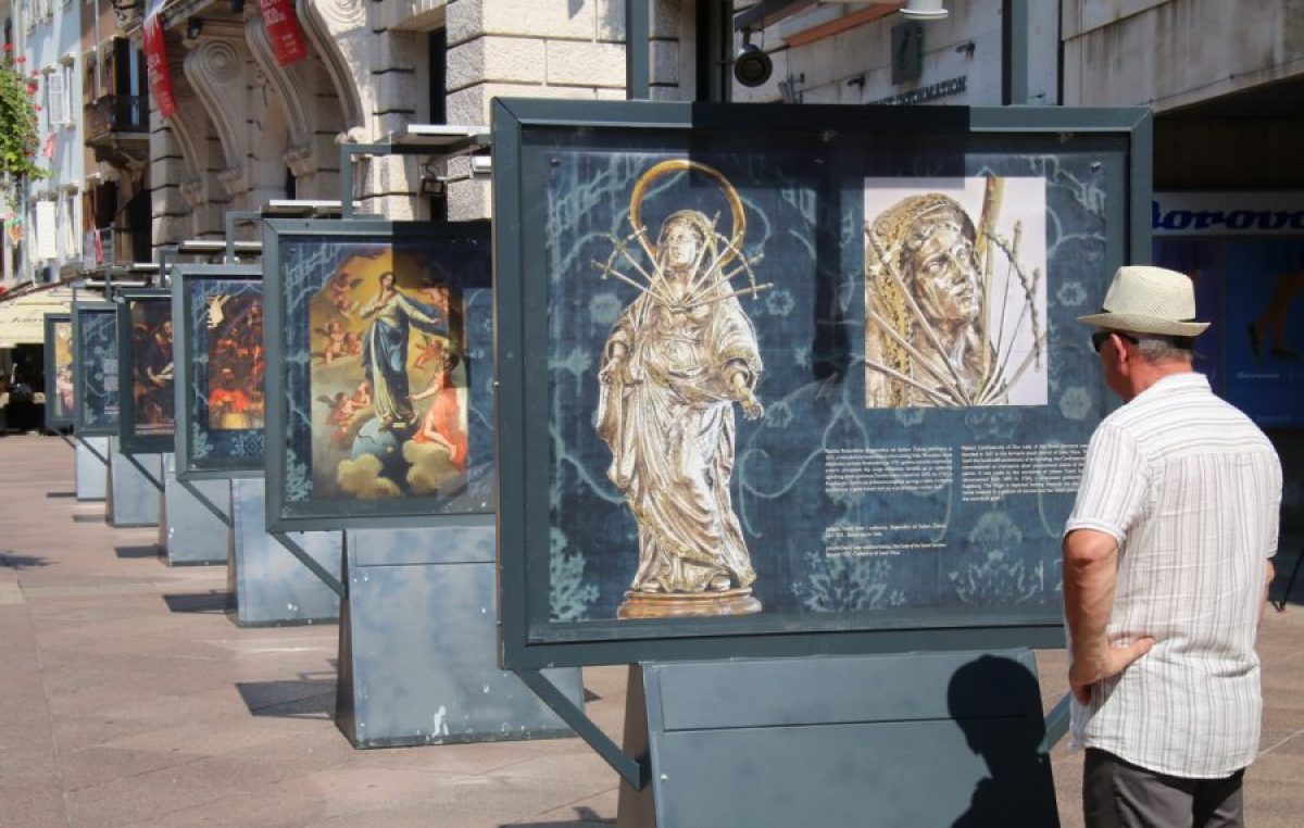 Na postamentima na Korzu izložba ‘Lice Marije u Rijeci’