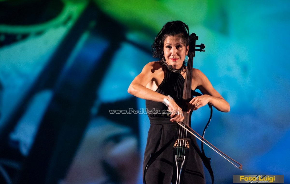 VIDEO/FOTO Serenada Opatiji iz žica sjajne violončelistice: Ana Rucner očarala Ljetnu pozornicu