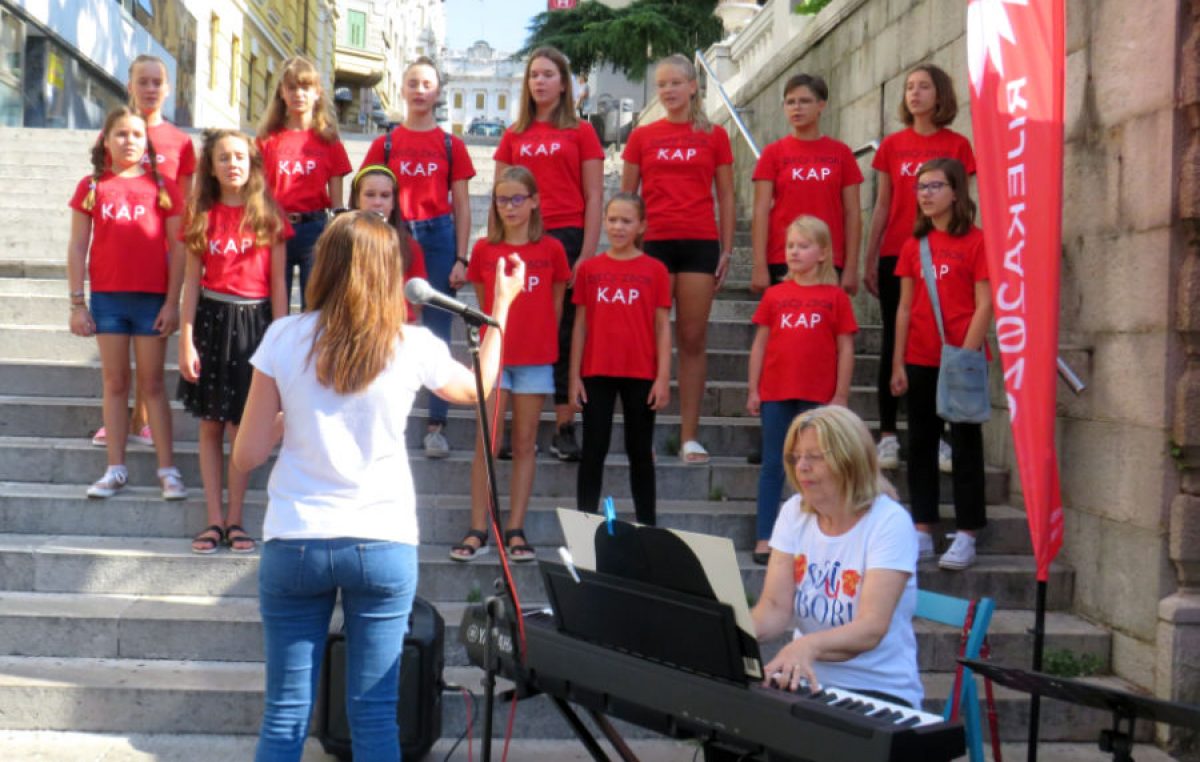 FOTO Zborovi iz Primorsko-goranske županije zapjevali na riječkim trgovima