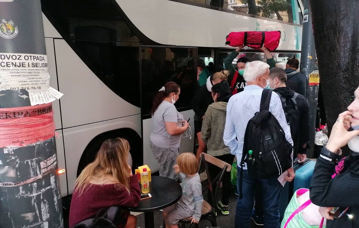 U OKU KAMERE Žabica u kaosu: Ljudi piju kavu kraj kotača autobusa i gužvaju se s putnicima