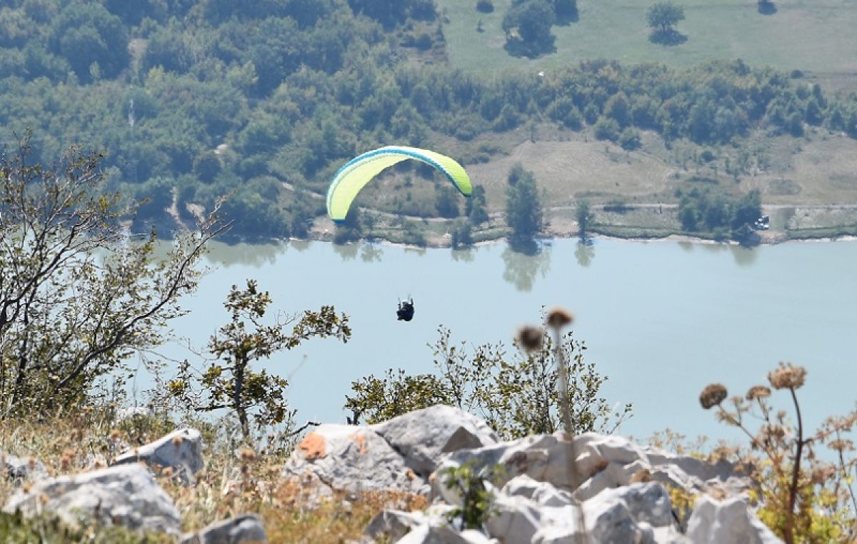 FOTO/VIDEO Poletite paragliderom s Tića