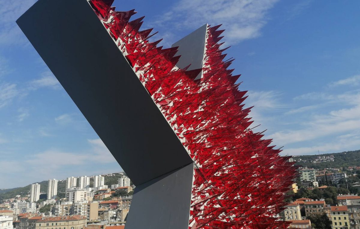 FOTO Na Riječki neboder postavljena crvena petokraka Nemanje Cvijanovića – ‘Spomenik crvenoj Rijeci’