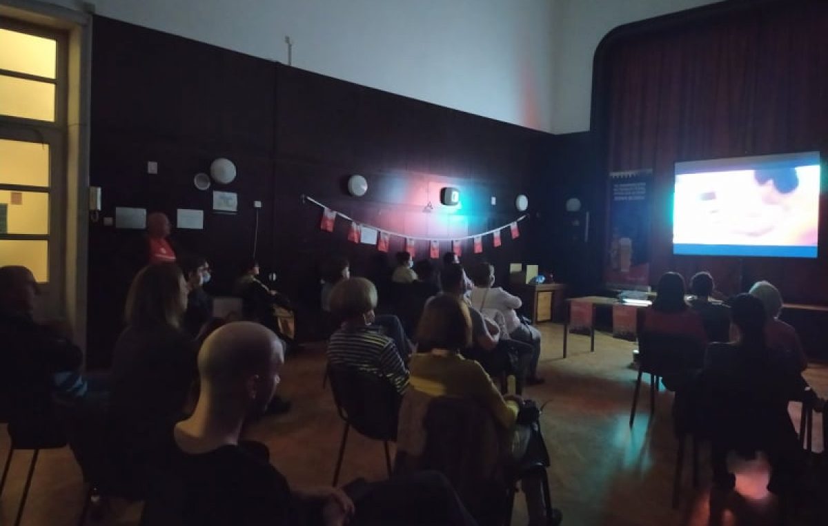 U OKU KAMERE – Na Kozali prikazan nagrađivani dokumentarac o prvom amaterskom romskom teatru