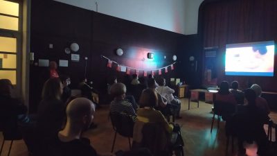 U OKU KAMERE – Na Kozali prikazan nagrađivani dokumentarac o prvom amaterskom romskom teatru