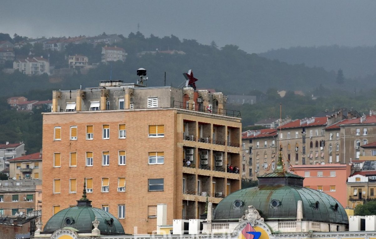 Priopćenje MMSU Rijeka povodom neugodnosti na krovu Riječkog nebodera: Fotograf je povrijedio pravo radnika na privatnost i neovlašteno ušao u zajedničke prostore zgrade
