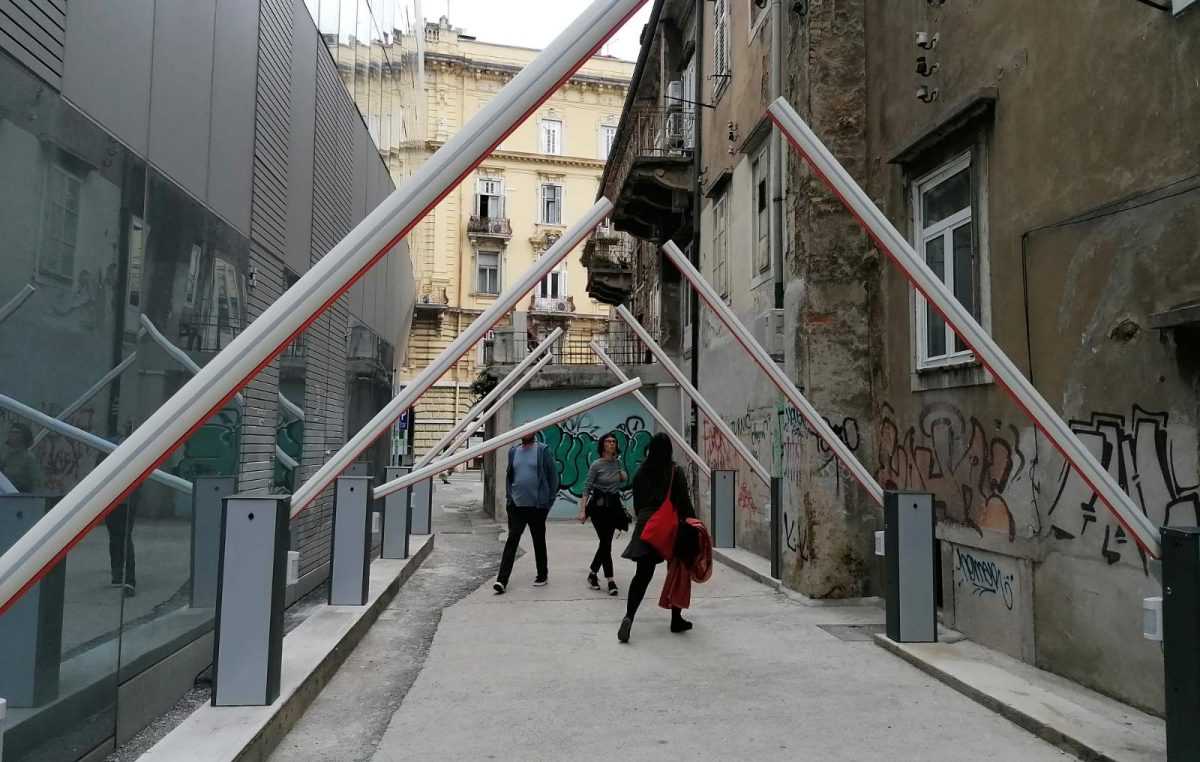 U Ulici Pavla Rittera Vitezovića postavljeno 10 rampi – umjetnička instalacija Giovannija Morbina