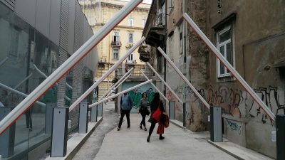 U Ulici Pavla Rittera Vitezovića postavljeno 10 rampi – umjetnička instalacija Giovannija Morbina