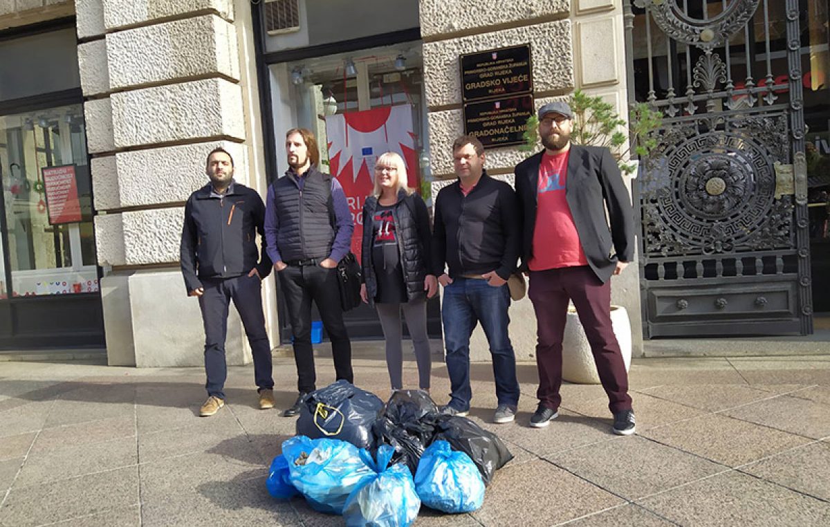 Vreće smeća ispred Gradskog vijeća – Akcija mladih performansom na Korzu ukazala na problem gospodarenja otpadom u Rijeci i okolici