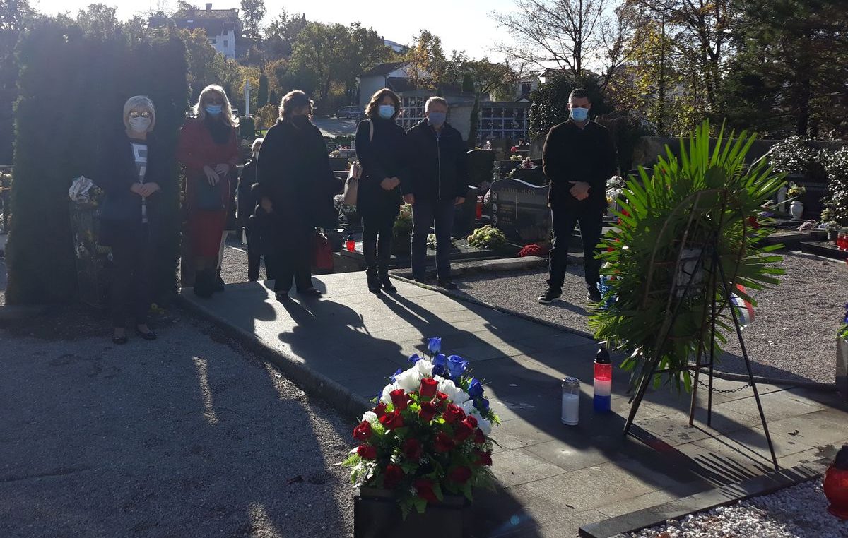 U OKU KAMERE Viškovo polaganjem vijenaca i paljenjem svijeća obilježilo Dan sjećanja na žrtve Domovinskog rata