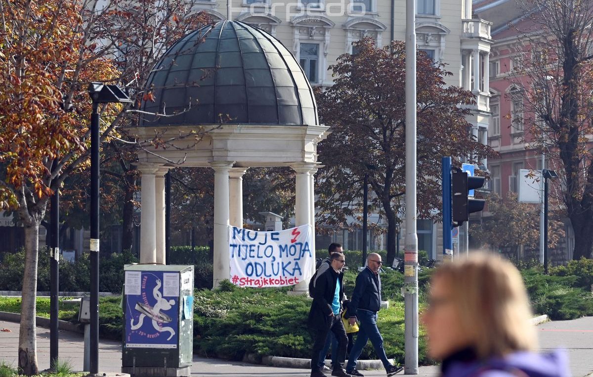 I Rijeka je ‘stala’ uz Poljakinje: Na Kontu transparent podrške štrajkovima u Poljskoj zbog zabrane pobačaja