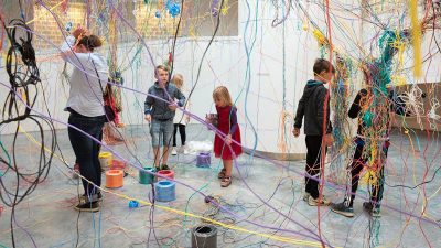 U sklopu izložbe 51000 Balthazargrad danska će umjetnica Karoline H. Larsen uz pomoć posjetitelja izložbe stvarati instalaciju Collective strings
