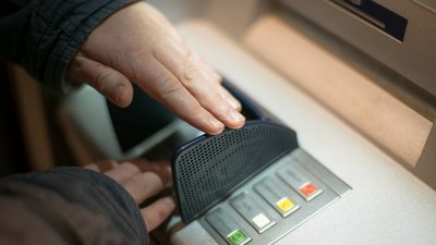 Savjesni građanin policiji predao veću svotu novca koju je našao na bankomatu, traži se vlasnik izgubljenih kuna