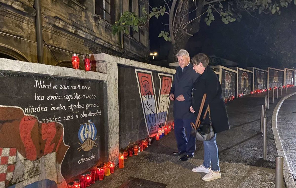 U OKU KAMERE Građani i dužnosnici zapalili svijeće kraj murala u Vukovarskoj
