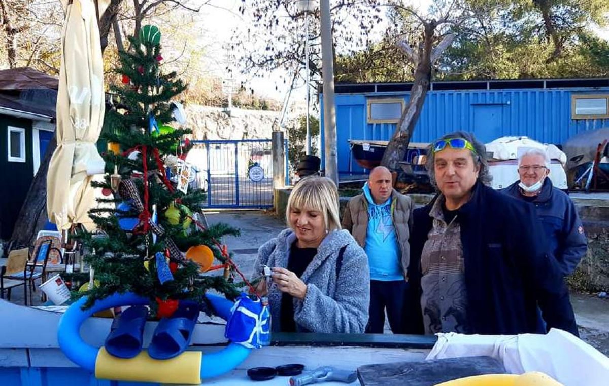 U OKU KAMERE Kantrida dobila najoriginalnije okićeno božićno drvce