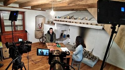 [VIDEO] Emisija ’11 manje kvarat’ emitirana uživo iz Kuće dubašljanske baštine u Malinskoj, danas se družimo u Kostreni