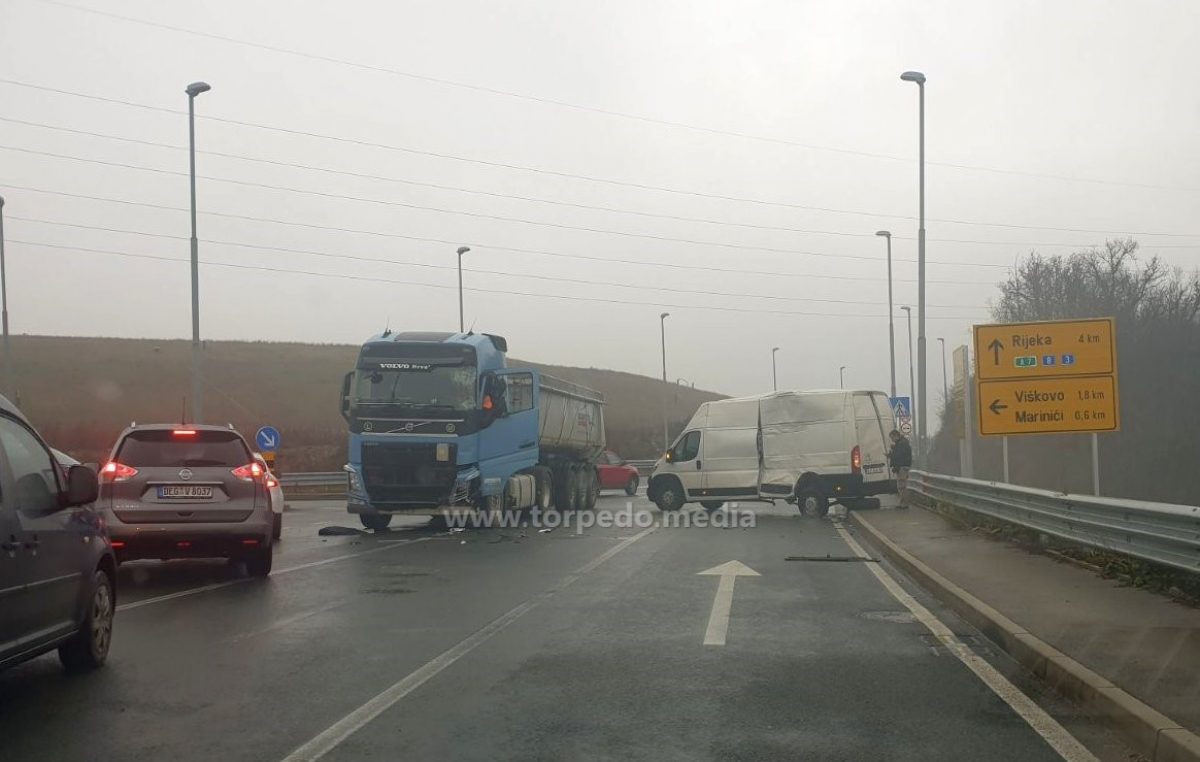 Prometna nesreća na novoj cesti za Viškovo: Sudarili se kamion i kombi