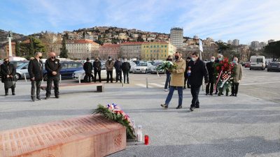 Polaganjem vijenaca i paljenjem svijeća na Mostu hrvatskih branitelja obilježen Dan međunarodnog priznanja RH