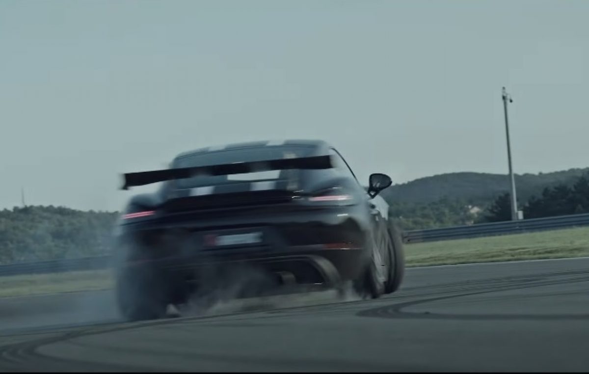 [VIDEO] Grobnik izgleda sjajno dok pistom juri Porsche Cayman GT4 u atraktivnoj reklami