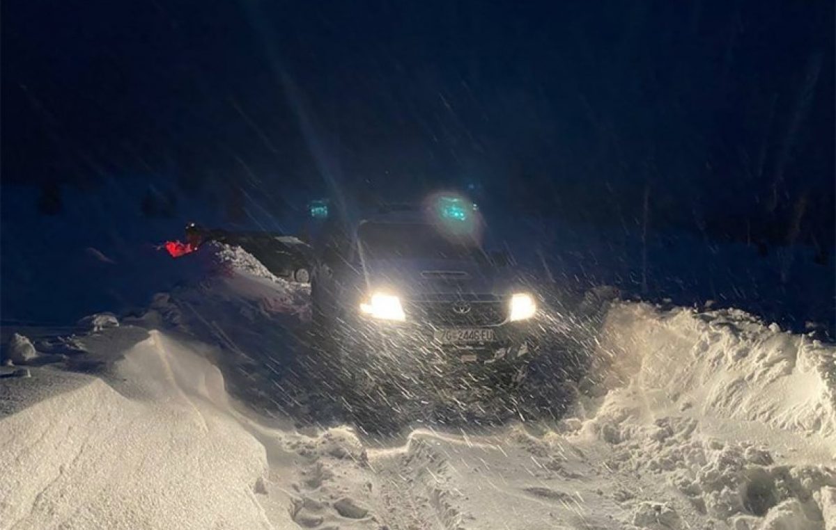 HGSS u evakuaciji triju osoba zametenih snijegom na području Mrkoplja